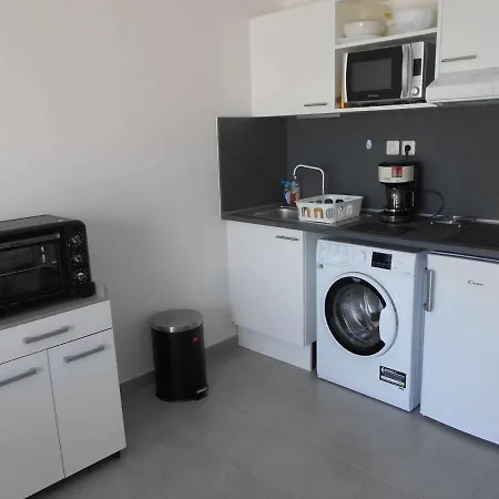 Apartment T2 Climatise, Terrasse, Parking Prive, Au Grau-du-roi, Proche Et Centre - Fr-1-250-175